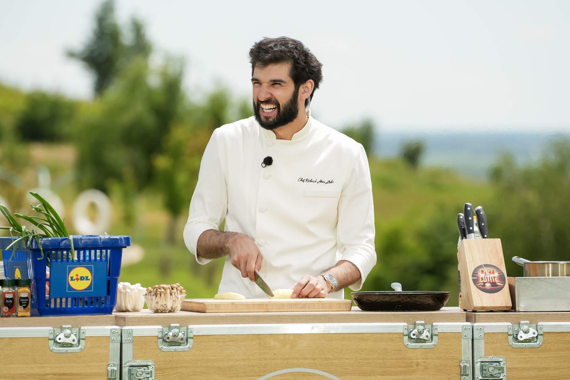 Serghei Mizil, Gabi Tamaș și soții Doroftei, printre numele care vin la amuletele sezonului 16 Chefi la cuțite, din 16 noiembrie la Antena 1