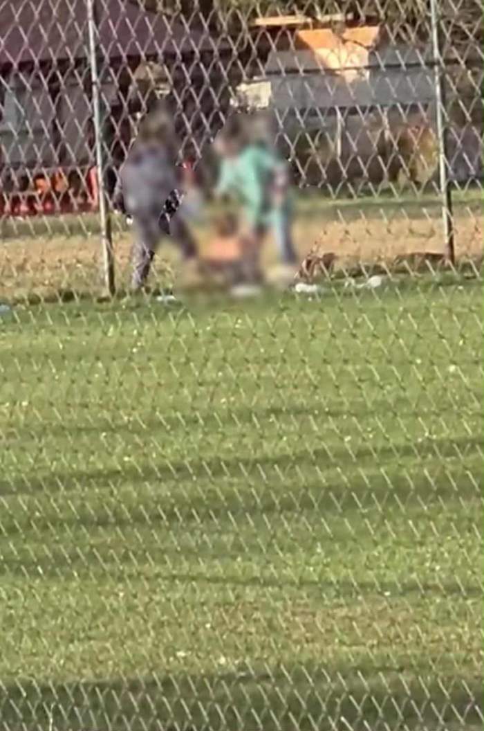 Scene de coșmar în Bihor! Un angajat al unui centru a fost filmat când lovește cu bestialitate o persoană cu dizabilități