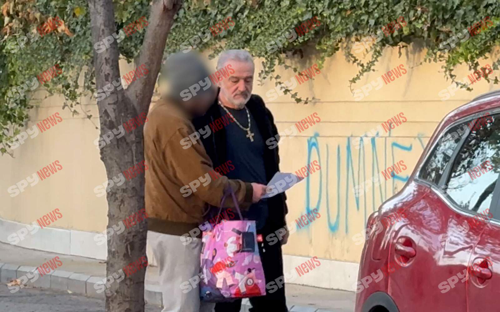 Oamenii vin la el să ceară bani şi aduc şi dovada! Gigi Becali nu ii crede pe toţi, dar generos tot rămâne! Imaginile momentului cu milionarul din Pipera | PAPARAZZI