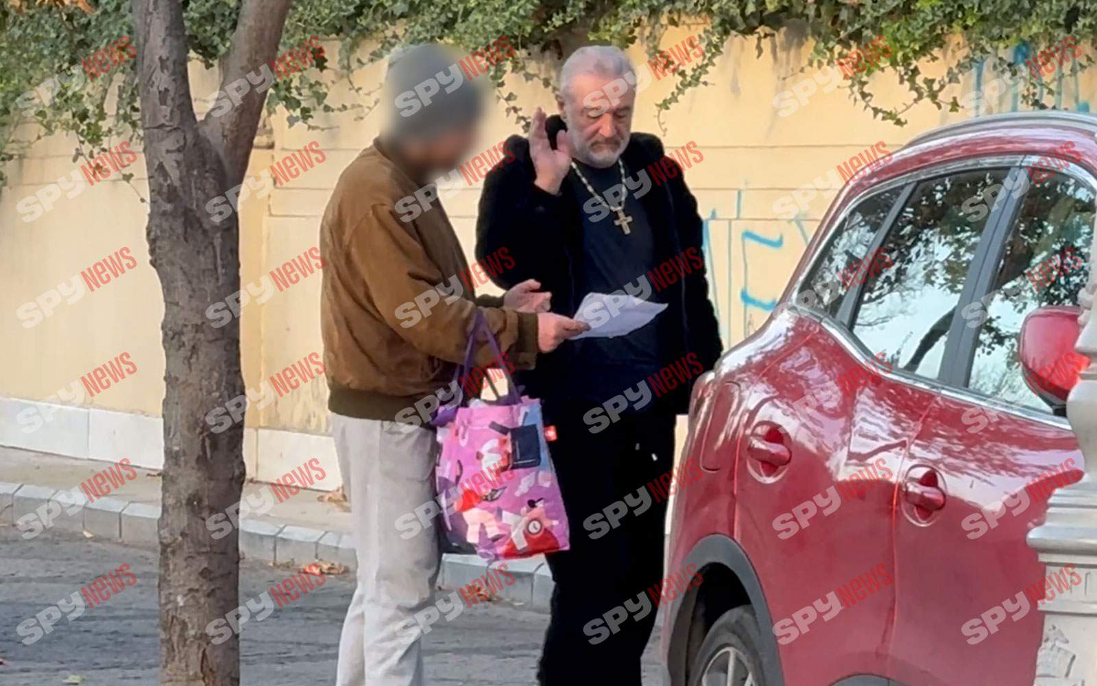 Oamenii vin la el să ceară bani şi aduc şi dovada! Gigi Becali nu ii crede pe toţi, dar generos tot rămâne! Imaginile momentului cu milionarul din Pipera | PAPARAZZI