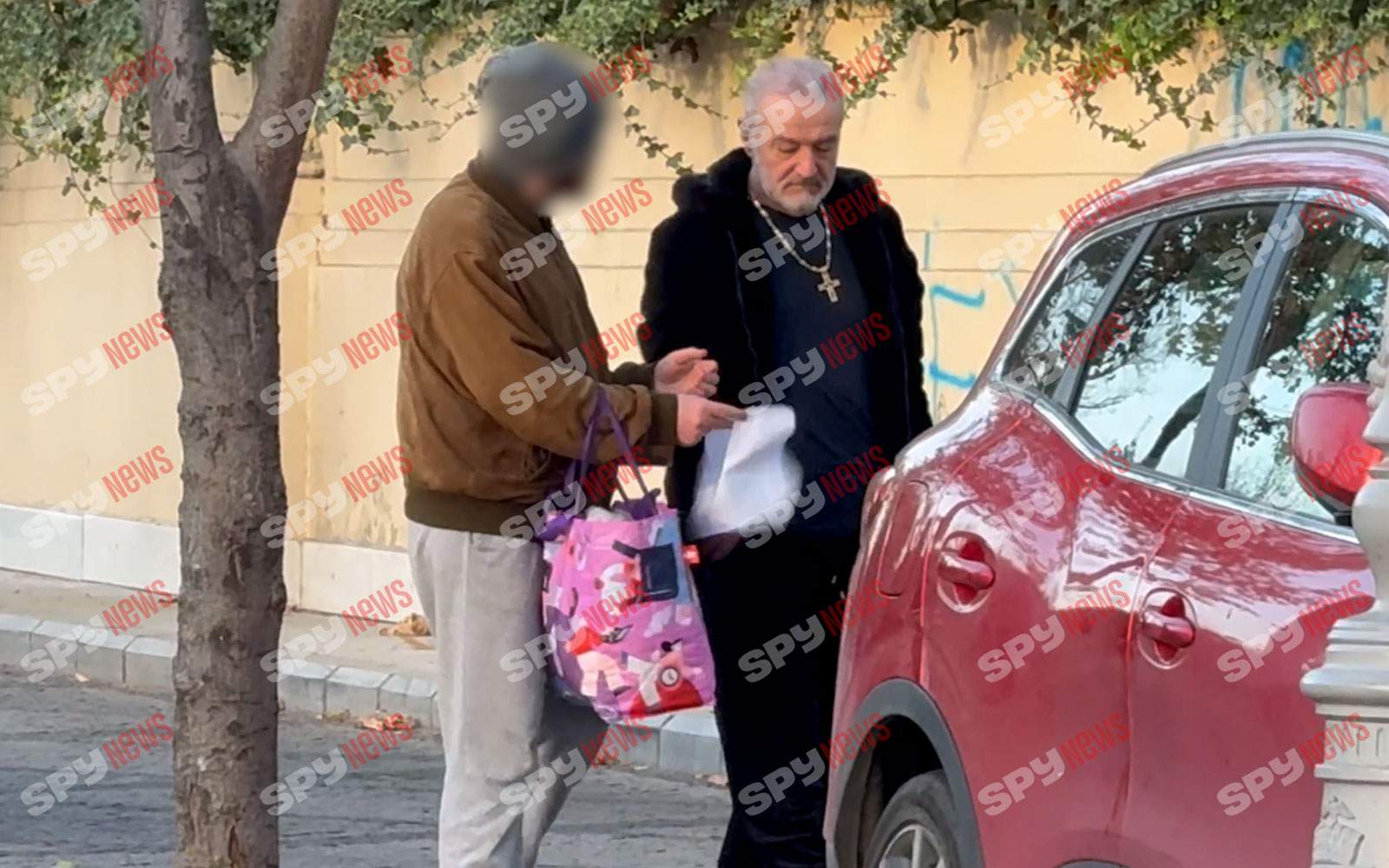 Oamenii vin la el să ceară bani şi aduc şi dovada! Gigi Becali nu ii crede pe toţi, dar generos tot rămâne! Imaginile momentului cu milionarul din Pipera | PAPARAZZI