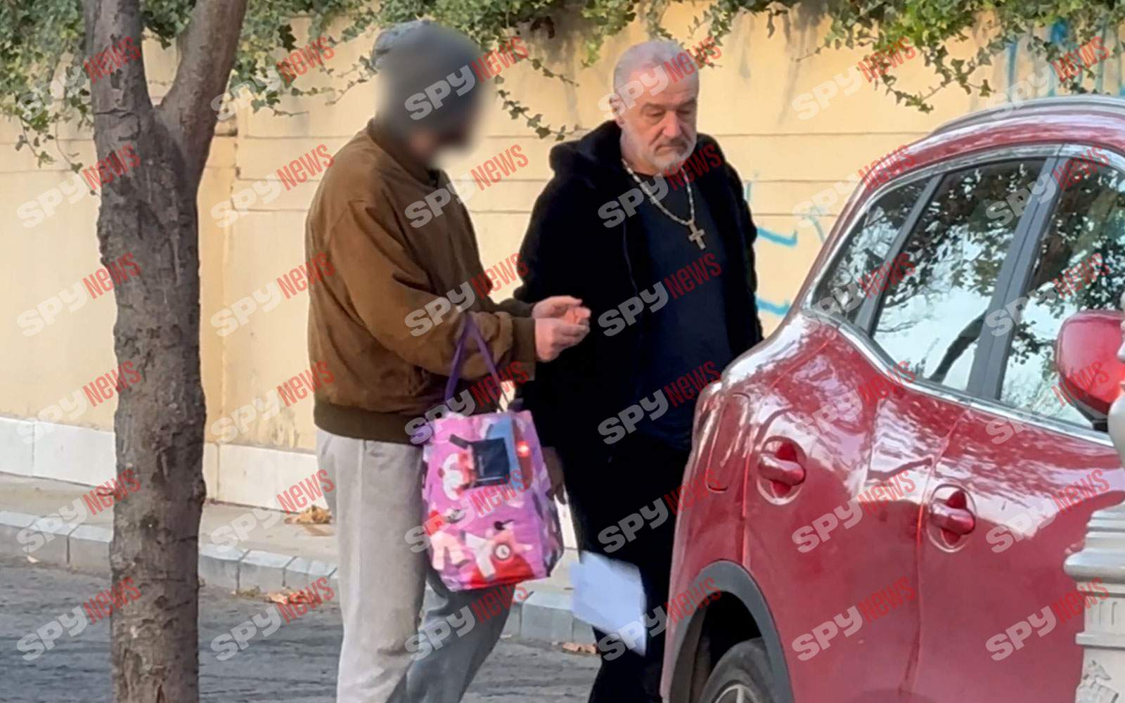 Oamenii vin la el să ceară bani şi aduc şi dovada! Gigi Becali nu ii crede pe toţi, dar generos tot rămâne! Imaginile momentului cu milionarul din Pipera | PAPARAZZI