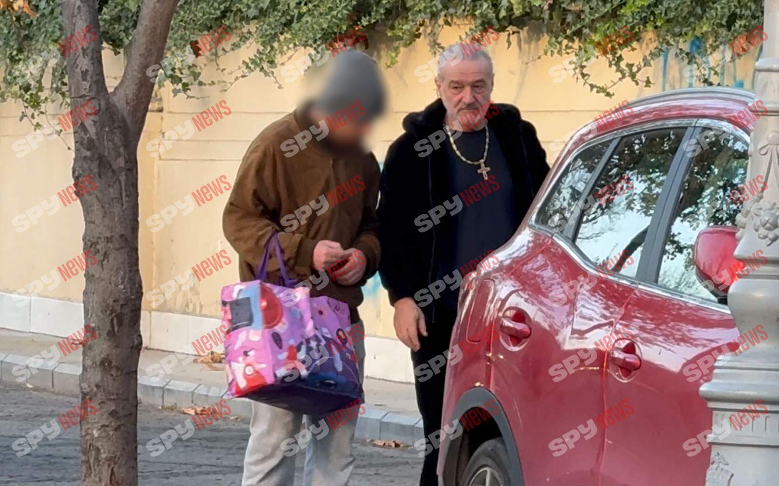 Oamenii vin la el să ceară bani şi aduc şi dovada! Gigi Becali nu ii crede pe toţi, dar generos tot rămâne! Imaginile momentului cu milionarul din Pipera | PAPARAZZI