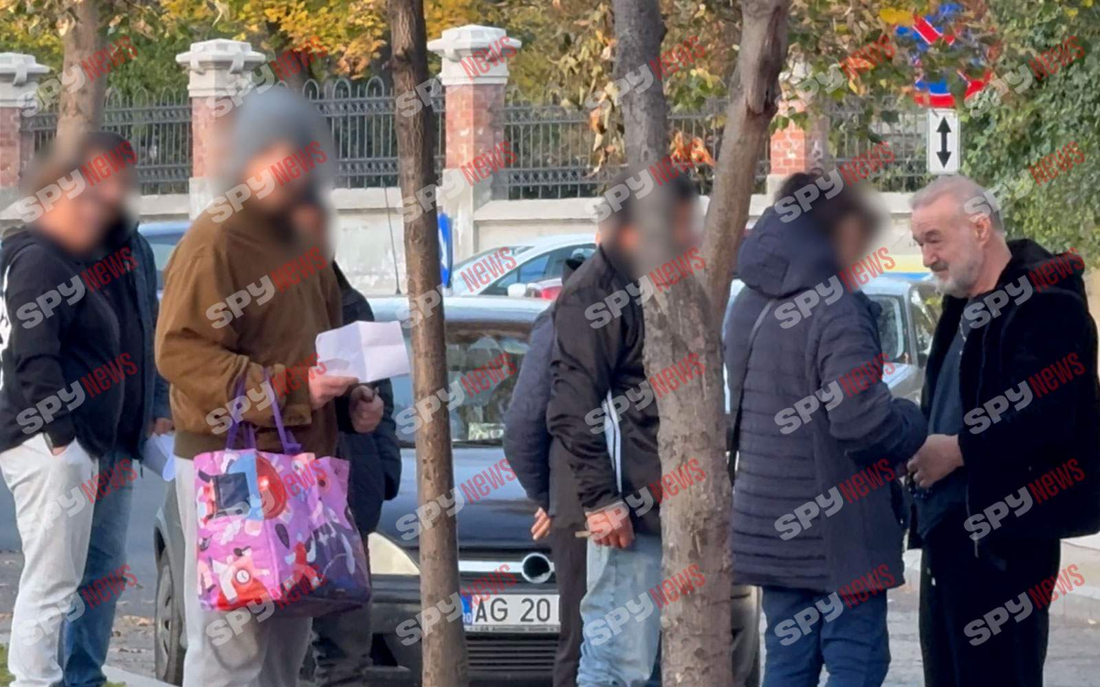 Oamenii vin la el să ceară bani şi aduc şi dovada! Gigi Becali nu ii crede pe toţi, dar generos tot rămâne! Imaginile momentului cu milionarul din Pipera | PAPARAZZI