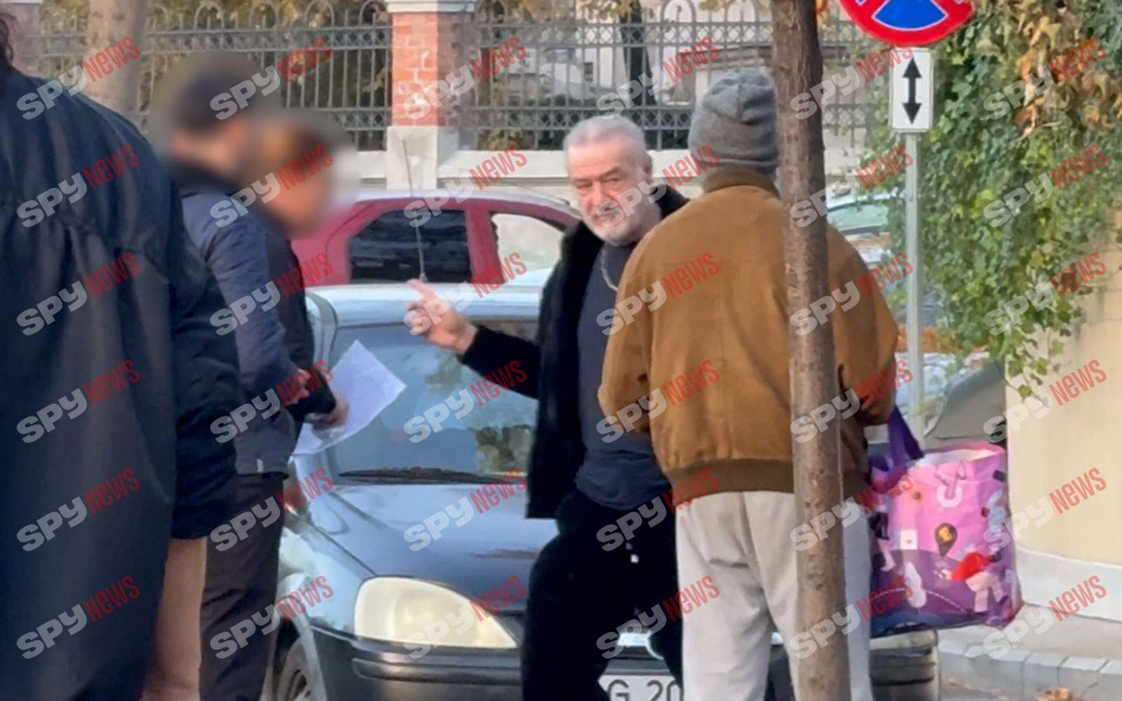 Oamenii vin la el să ceară bani şi aduc şi dovada! Gigi Becali nu ii crede pe toţi, dar generos tot rămâne! Imaginile momentului cu milionarul din Pipera | PAPARAZZI