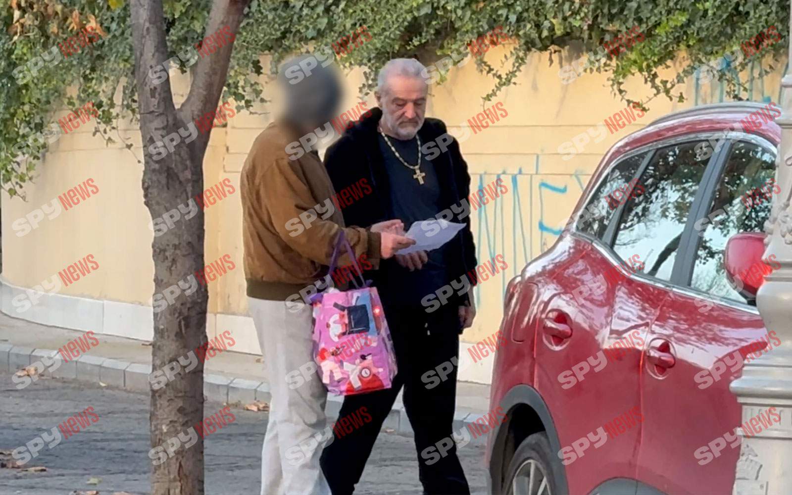 Oamenii vin la el să ceară bani şi aduc şi dovada! Gigi Becali nu ii crede pe toţi, dar generos tot rămâne! Imaginile momentului cu milionarul din Pipera | PAPARAZZI