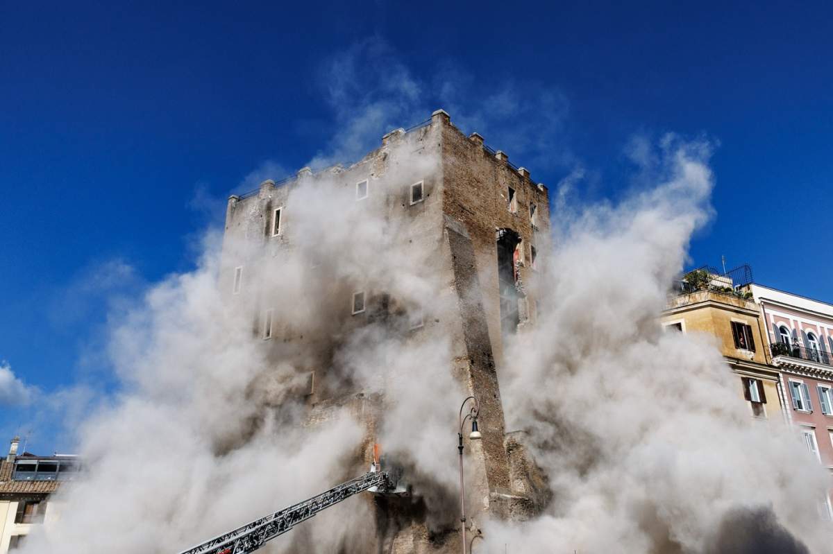S-a prăbușit o parte din turnul medieval de lângă Colosseum