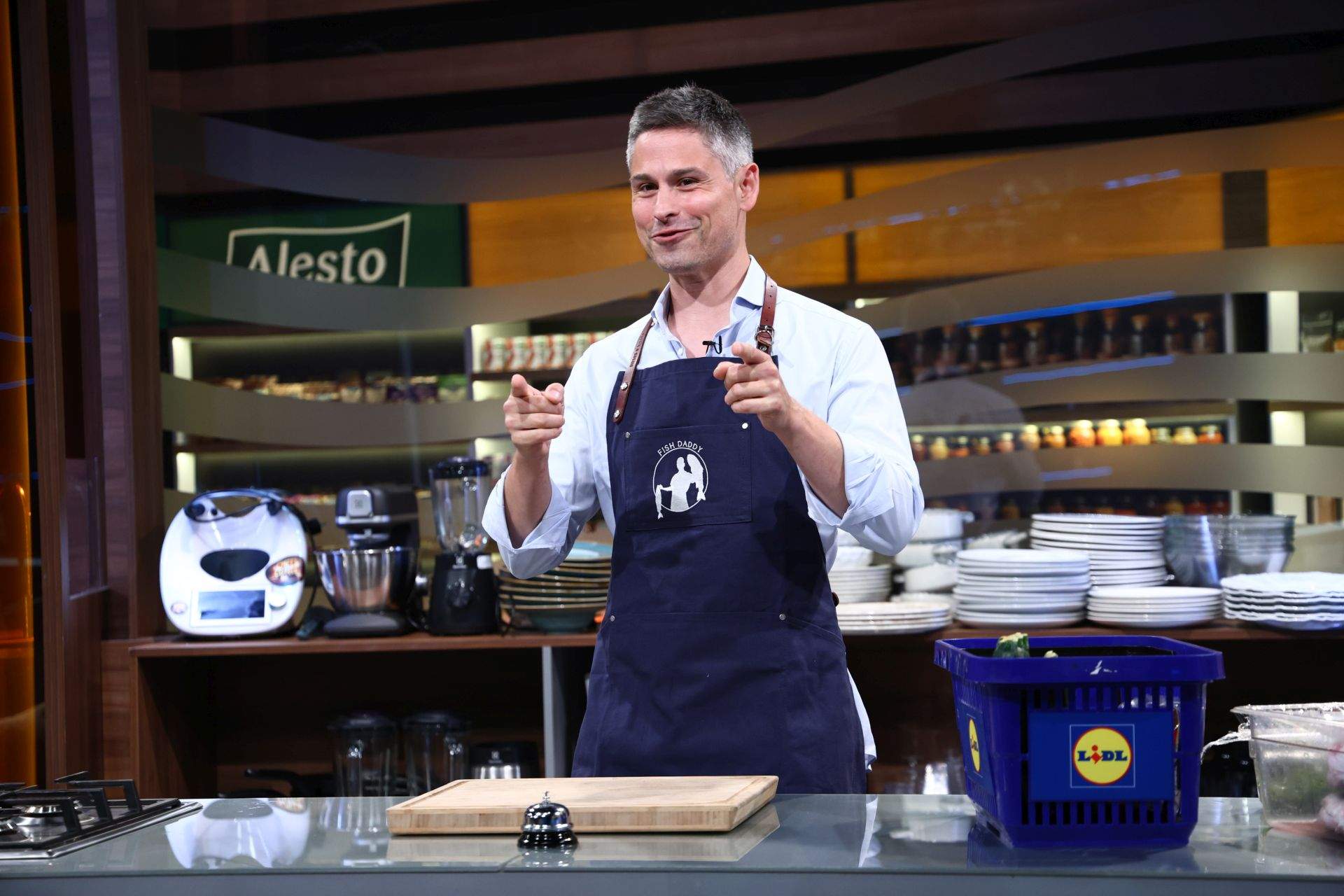 Amuletă grea, diseară, la Chefi la cuțite: jurații gătesc la 1.200 metri altitudine, iar Chef Oana Coantă, premiată de un prestigios ghid gastronomic francez, vine la degustare