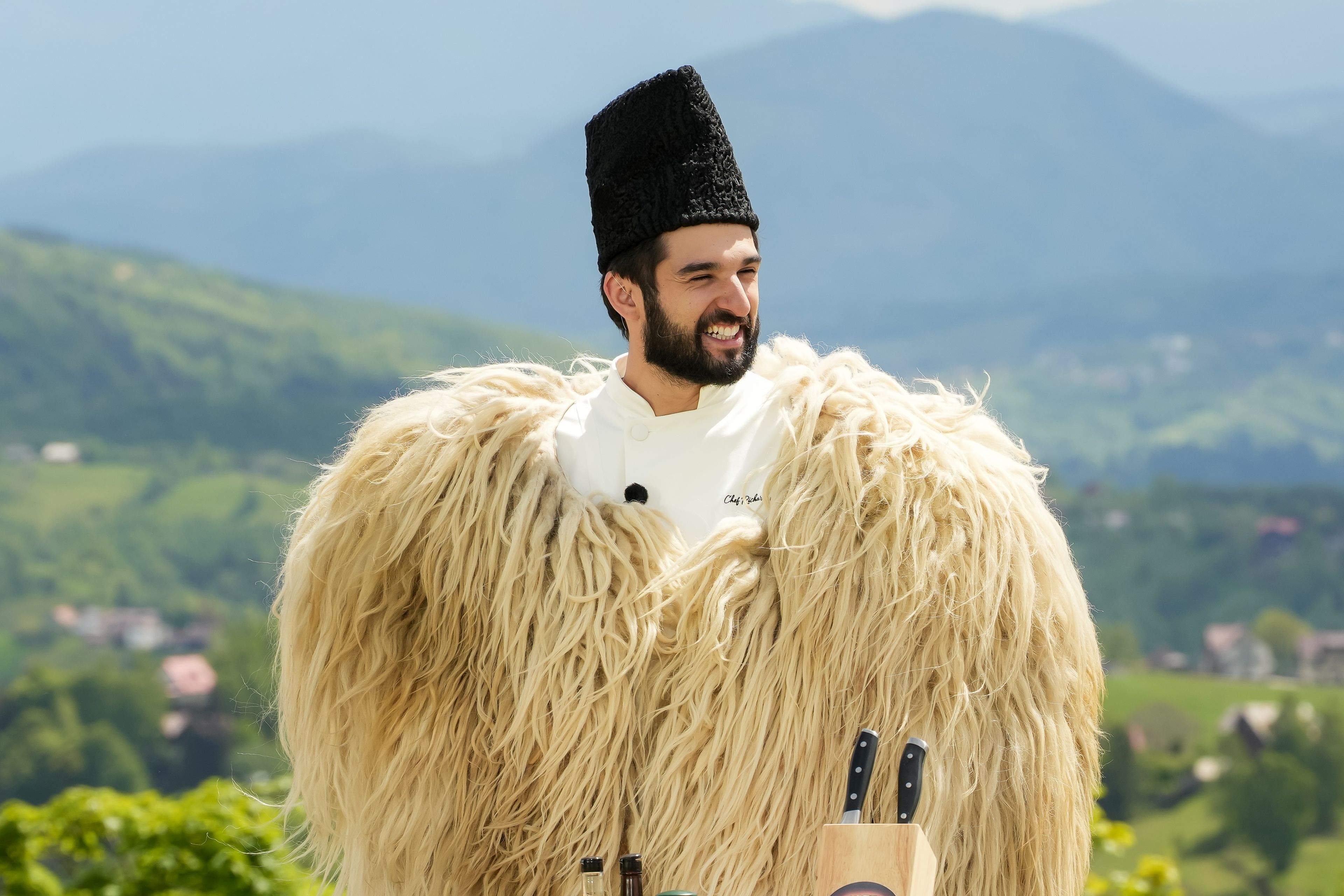 Amuletă grea, diseară, la Chefi la cuțite: jurații gătesc la 1.200 metri altitudine, iar Chef Oana Coantă, premiată de un prestigios ghid gastronomic francez, vine la degustare