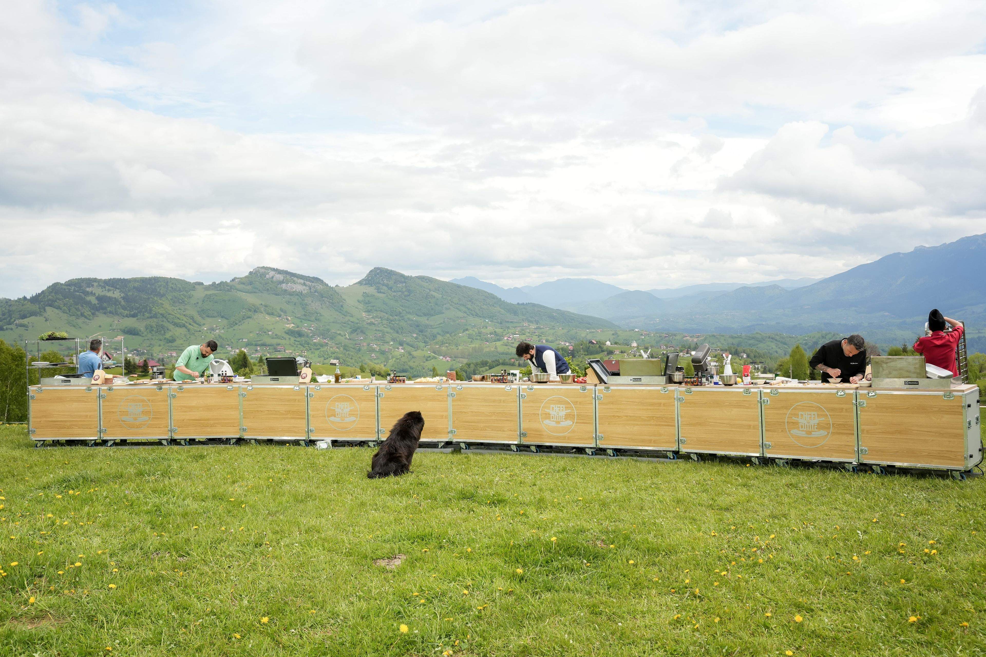 Amuletă grea, diseară, la Chefi la cuțite: jurații gătesc la 1.200 metri altitudine, iar Chef Oana Coantă, premiată de un prestigios ghid gastronomic francez, vine la degustare