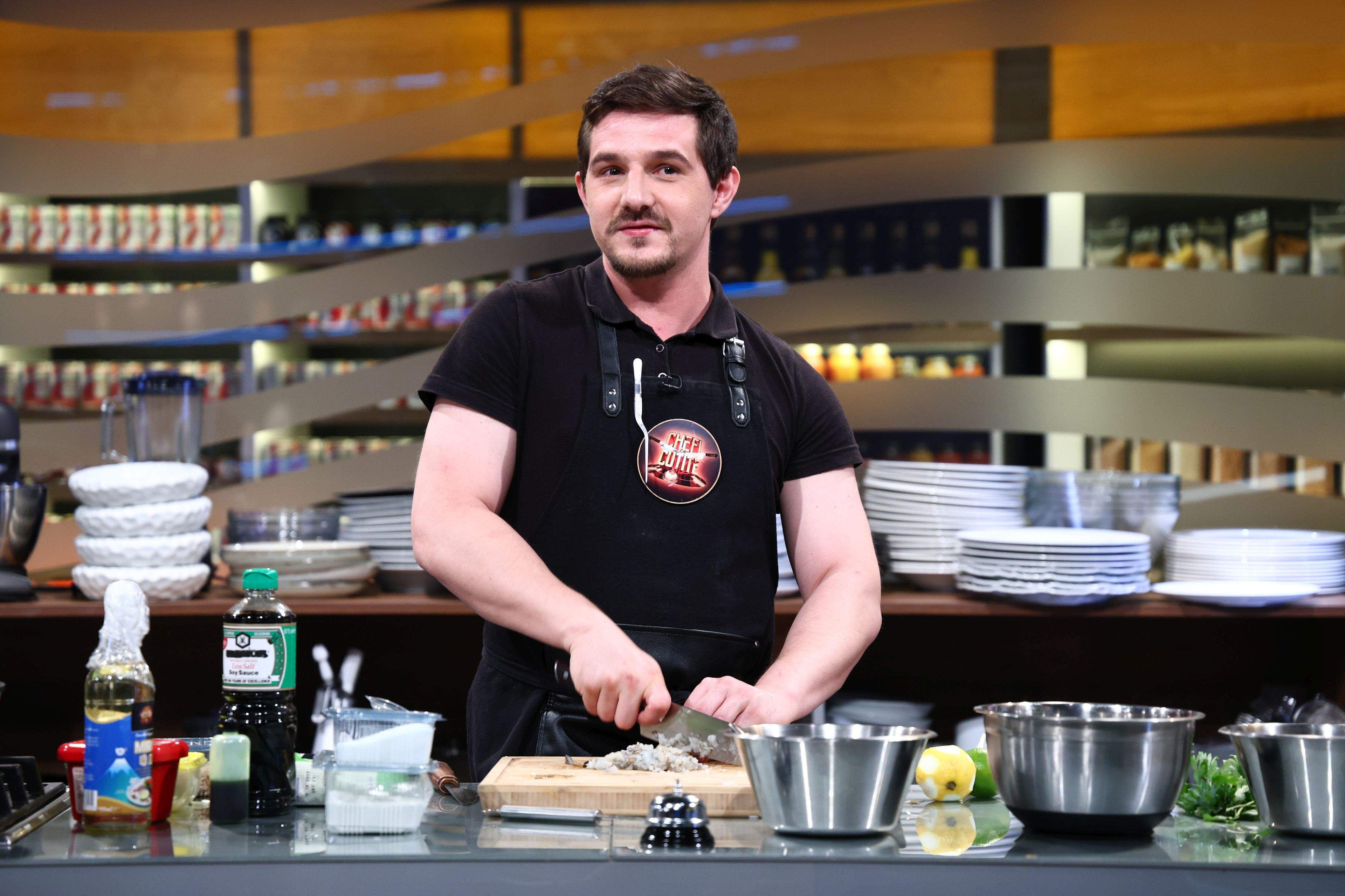 Amuletă grea, diseară, la Chefi la cuțite: jurații gătesc la 1.200 metri altitudine, iar Chef Oana Coantă, premiată de un prestigios ghid gastronomic francez, vine la degustare