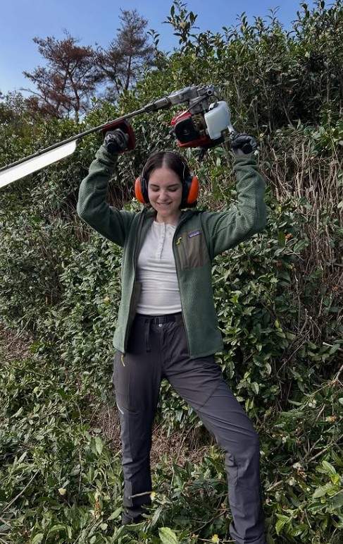 O influenceriță de top din România lucrează pe plantație, în Japonia! Cum a ajuns să facă asta