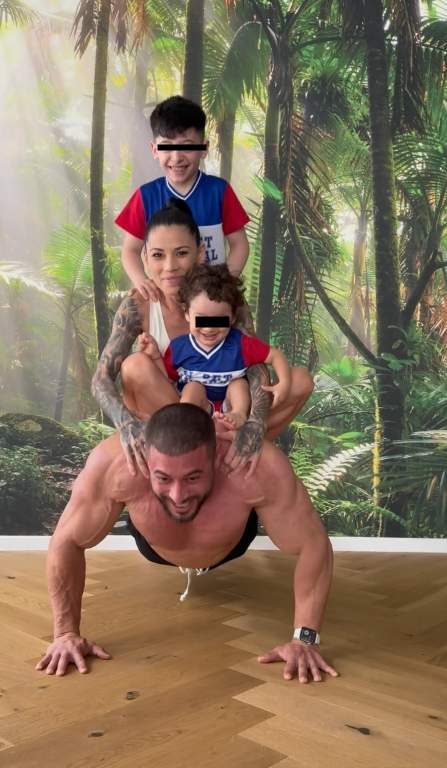 roxana vancea cu copiii si sotul