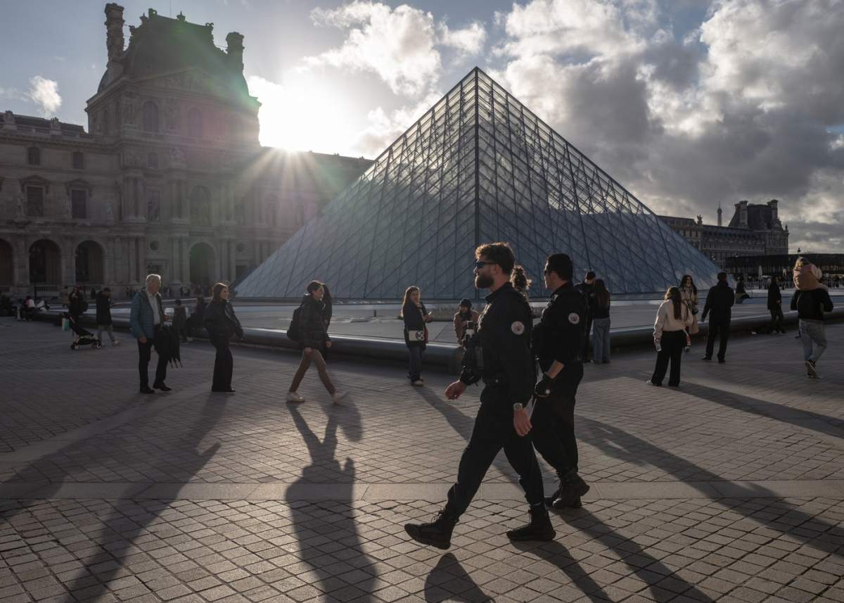 muzeul Luvru