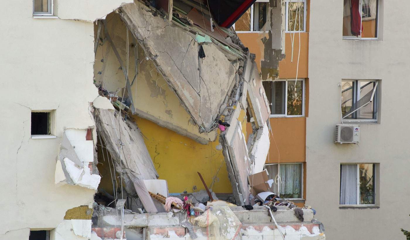 Oamenii care locuiau în apropierea blocului din Rahova, unde a avut loc explozia, s-au întors acasă. Ce probleme întâmpină: "Zici că e bloc părăsit"