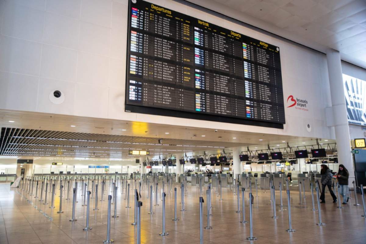Panoul de plecări cu zborurile anulate și întârziate pe Aeroportul Bruxelles, miercuri, 5 noiembrie 2025, în Zaventem. Skeyes a confirmat că traficul aerian pe Aeroportul Bruxelles a fost suspendat din motive de siguranță, în urma observării une
