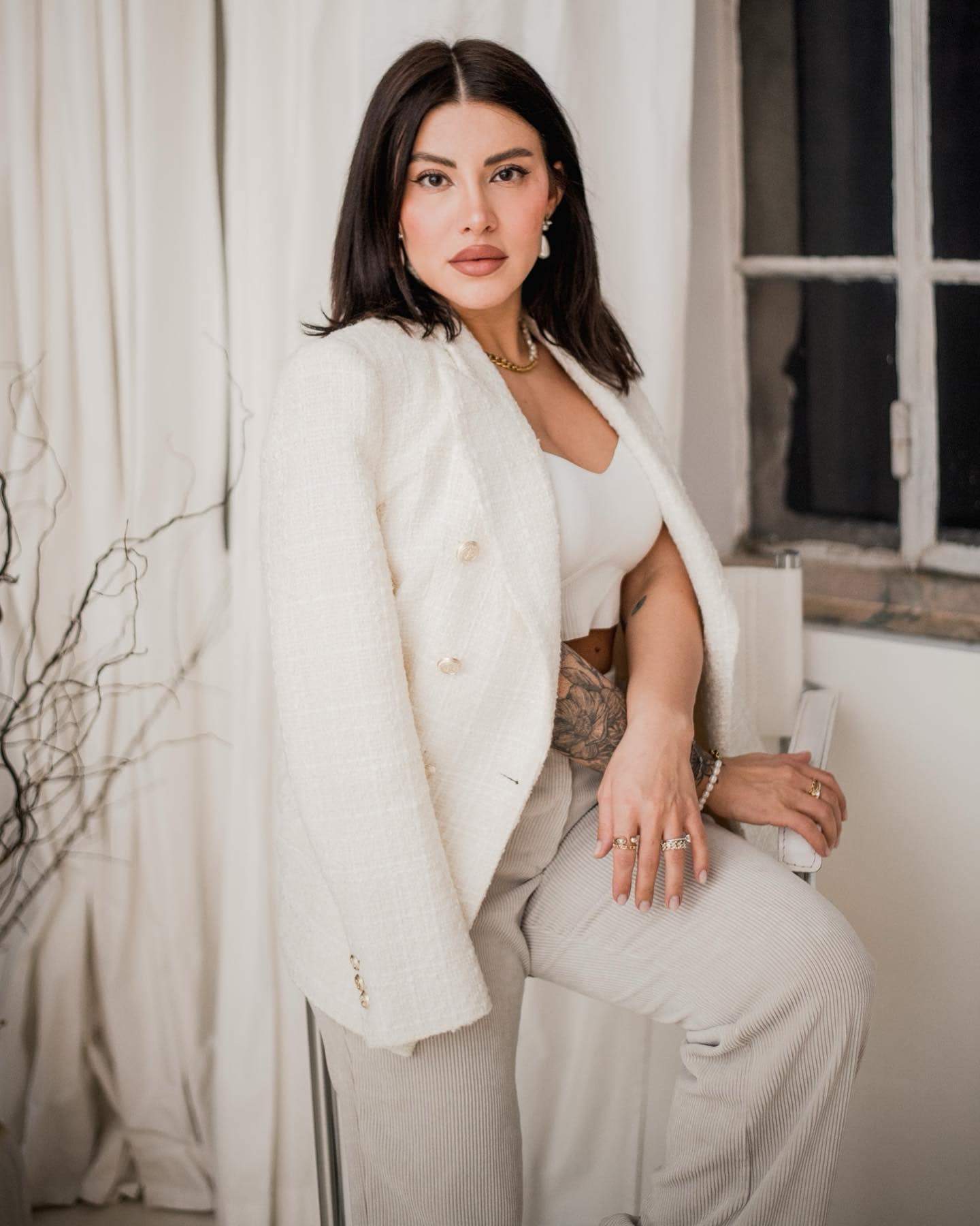 Nicoleta Nuca poartă o tinta de culoare alba