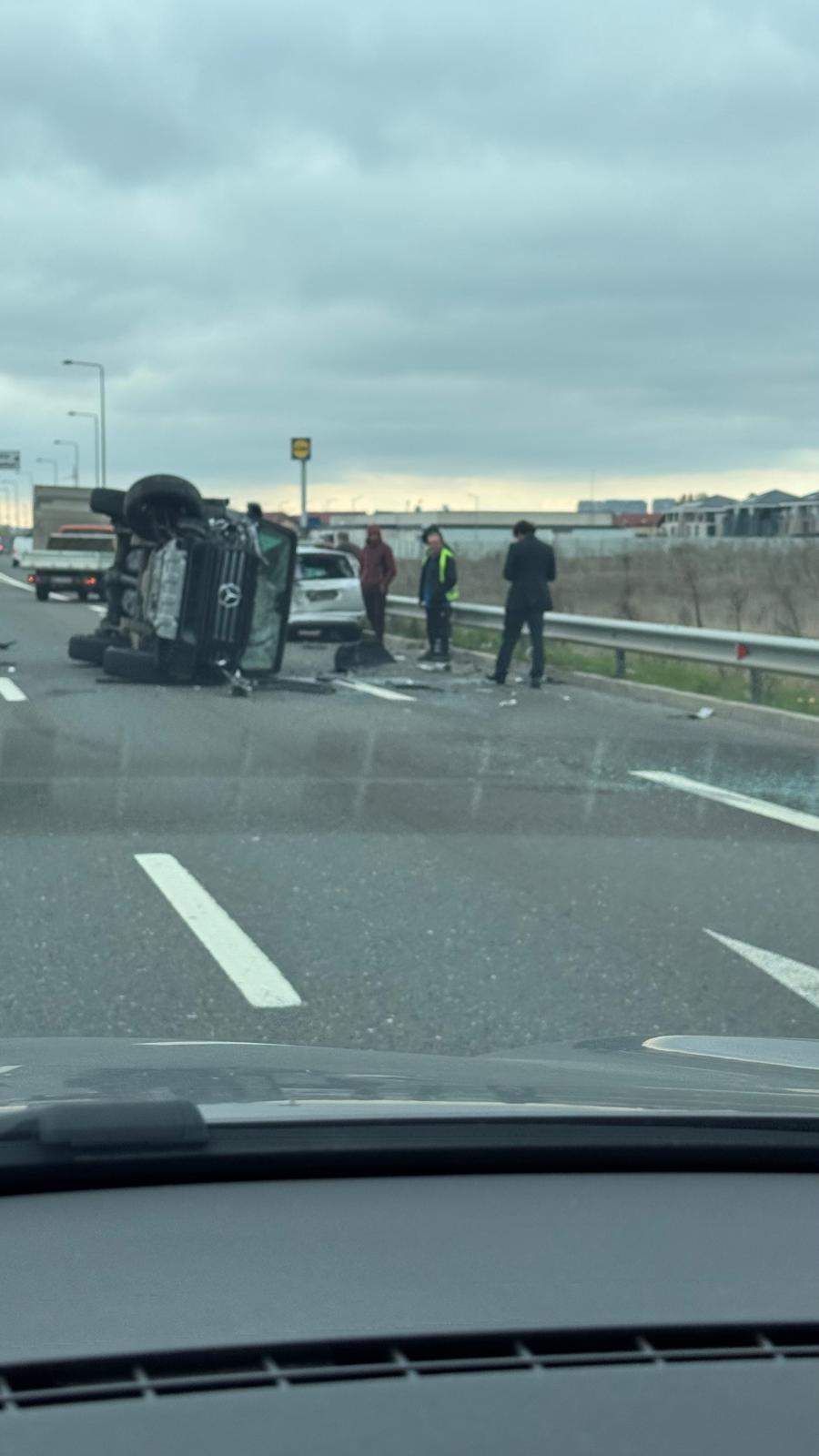 Ultimă oră! Accident grav în Capitală! O mașină s-a răsturnat în urma impactului puternic