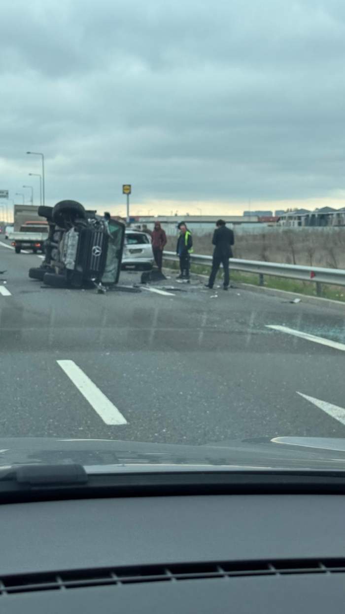 Ultimă oră! Accident grav în Capitală! O mașină s-a răsturnat în urma impactului puternic