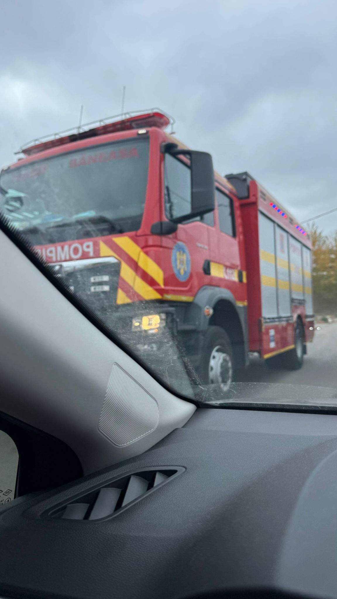 Ultimă oră! Accident grav în Capitală! O mașină s-a răsturnat în urma impactului puternic