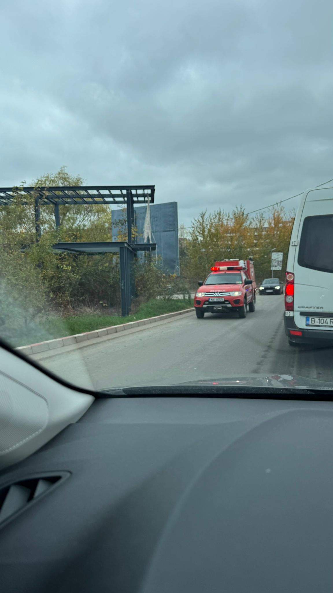 Ultimă oră! Accident grav în Capitală! O mașină s-a răsturnat în urma impactului puternic