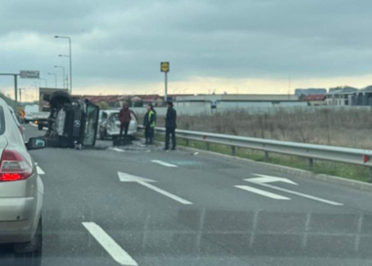 Ultimă oră! Accident grav în Capitală! O mașină s-a răsturnat în urma impactului puternic