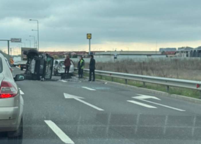 Ultimă oră! Accident grav în Capitală! O mașină s-a răsturnat în urma impactului puternic