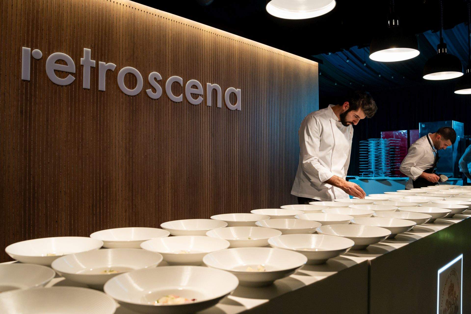 Spectacol culinar impresionant: Chef Richard Abou Zaki a deschis pop-up-ul Retroscena cu o seară memorabilă la Domeniul Știrbey