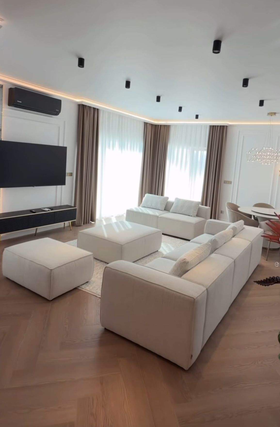 Imagini din noua casă a Georgianei Lobonț! Cântăreața a visat mult la acest moment