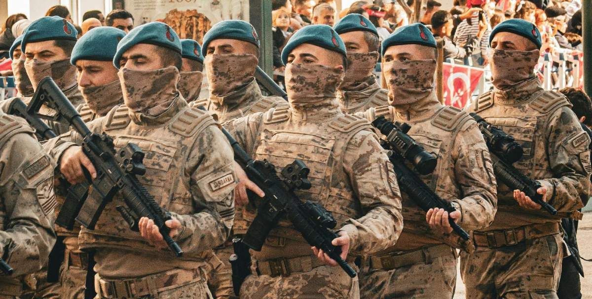 Oameni atacați de urși pe bandă rulantă, în Japonia! Armata a intervenit pentru a ajuta la prinderea animalelor