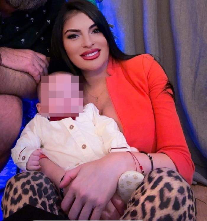 gabriela cristoiu si fiul ei in brate
