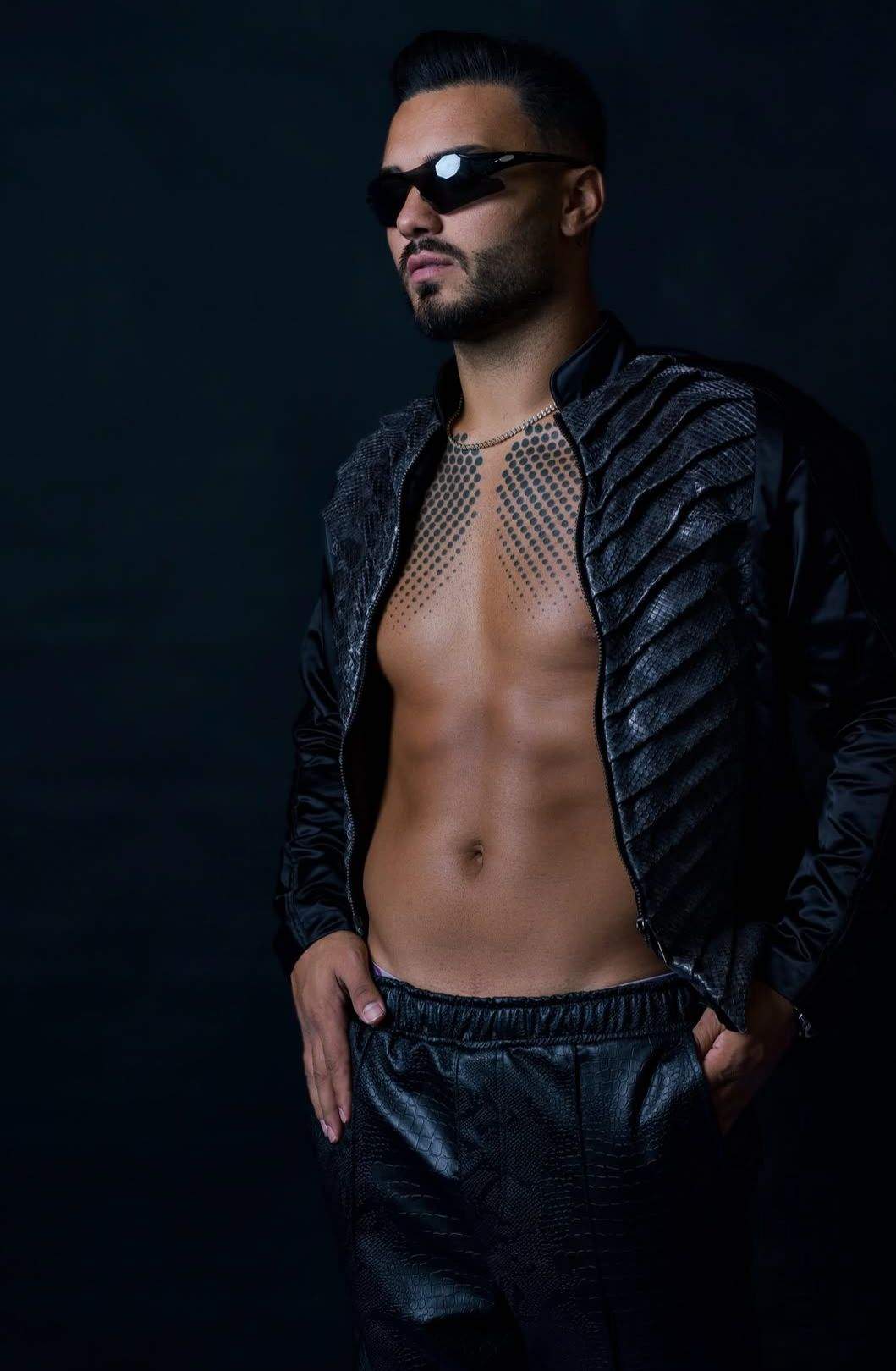 Jador i-a pus la punct pe cei care nu cred că are studii superioare. Cântărețul a făcut publică diploma de licență