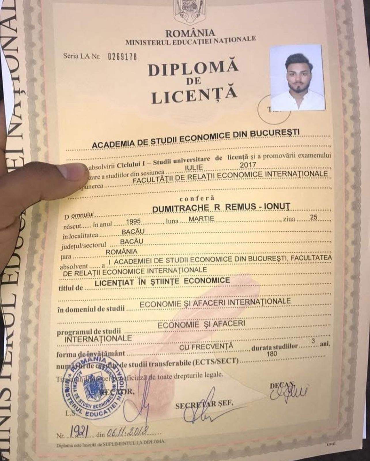 Jador i-a pus la punct pe cei care nu cred că are studii superioare. Cântărețul a făcut publică diploma de licență