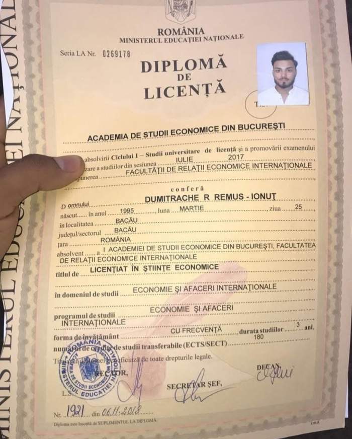 Jador i-a pus la punct pe cei care nu cred că are studii superioare. Cântărețul a făcut publică diploma de licență