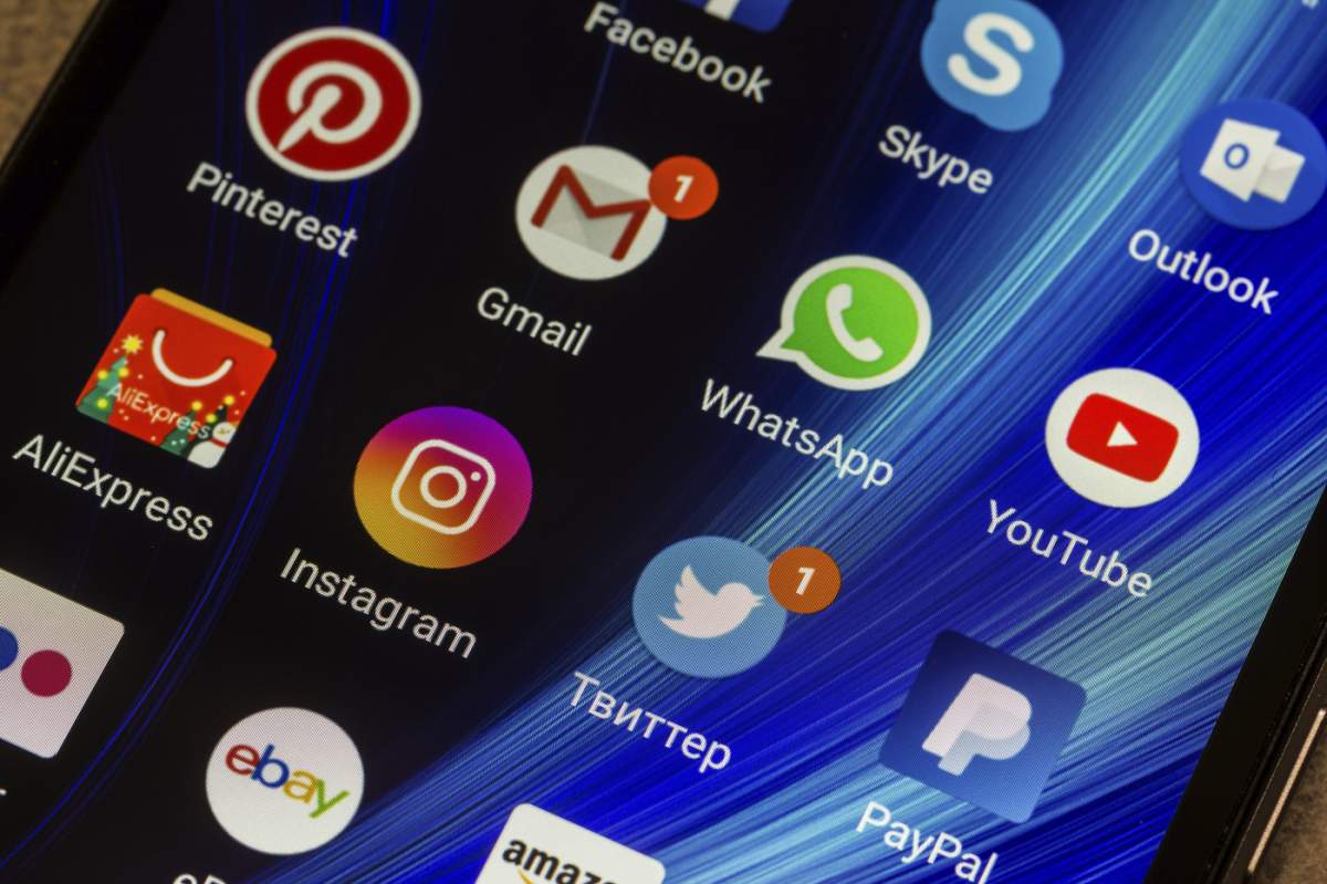 Adygea, Rusia - 3 ianuarie 2018: WhatsApp, YouTube, Instagram, Facebook, Skype și alte pictograme ale aplicațiilor pe ecranul smartphone-ului Xiaomi