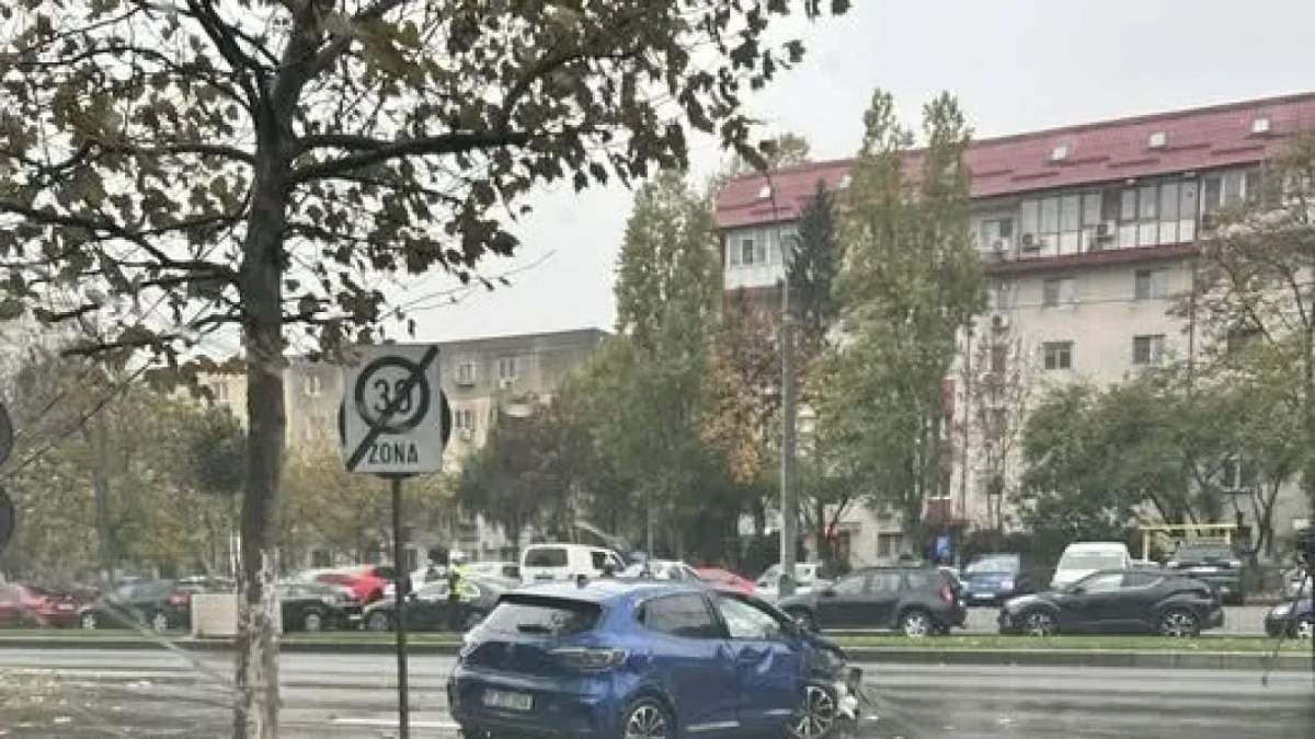 Traficul rutier din București, blocat în urma unui accident! O mașină s-a răsturnat după ce a s-a izbit de un stâlp de iluminat