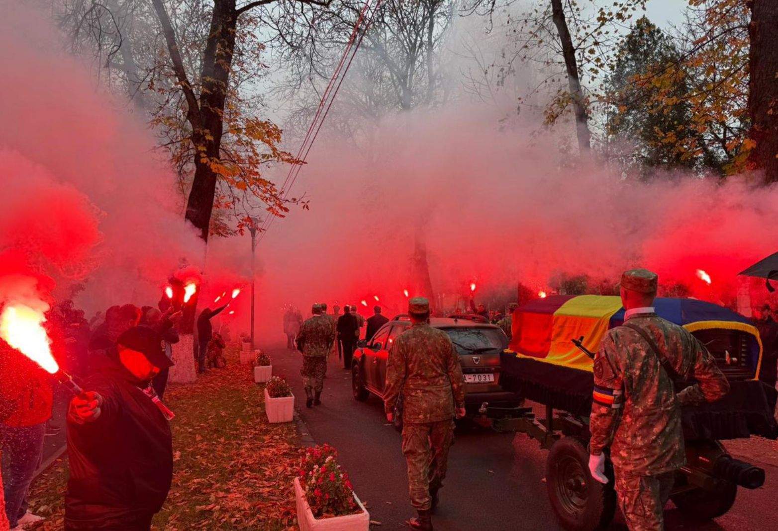 Momente emoționante la înmormântarea regretatului Emeric Ienei! Sicriul cu trupul neînsuflețit al antrenorului, întâmpinat cu torțe pe aleea cimitirului