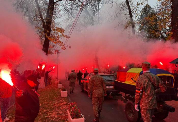 Momente emoționante la înmormântarea regretatului Emeric Ienei! Sicriul cu trupul neînsuflețit al antrenorului, întâmpinat cu torțe pe aleea cimitirului