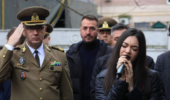 Momente emoționante la înmormântarea regretatului Emeric Ienei! Sicriul cu trupul neînsuflețit al antrenorului, întâmpinat cu torțe pe aleea cimitirului