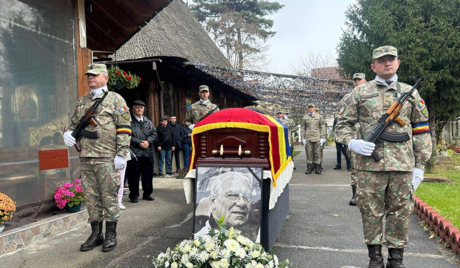 Momente emoționante la înmormântarea regretatului Emeric Ienei! Sicriul cu trupul neînsuflețit al antrenorului, întâmpinat cu torțe pe aleea cimitirului