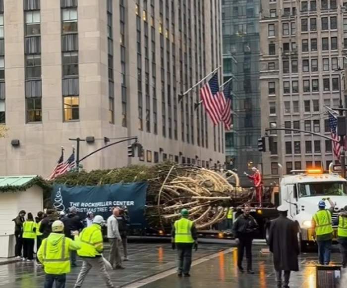Bradul de Crăciun de la Rockefeller Center, din New York, a fost instalat! S-a dat start oficial sărbătorilor de iarnă | VIDEO