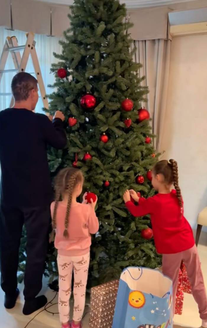 Valentina Pelinel a împodobit bradul alături de cei trei copii! Familia lui Cristi Borcea, pregătită pentru Crăciun