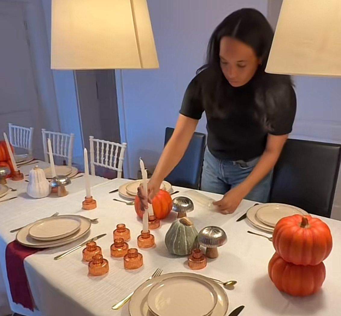 O femeie americancă aranjează masa pentru Ziua Recunoștinței