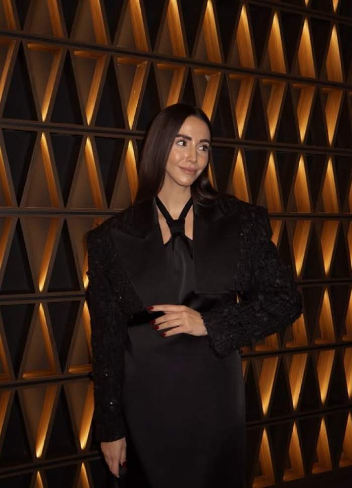 manuela lupascu langa un panou