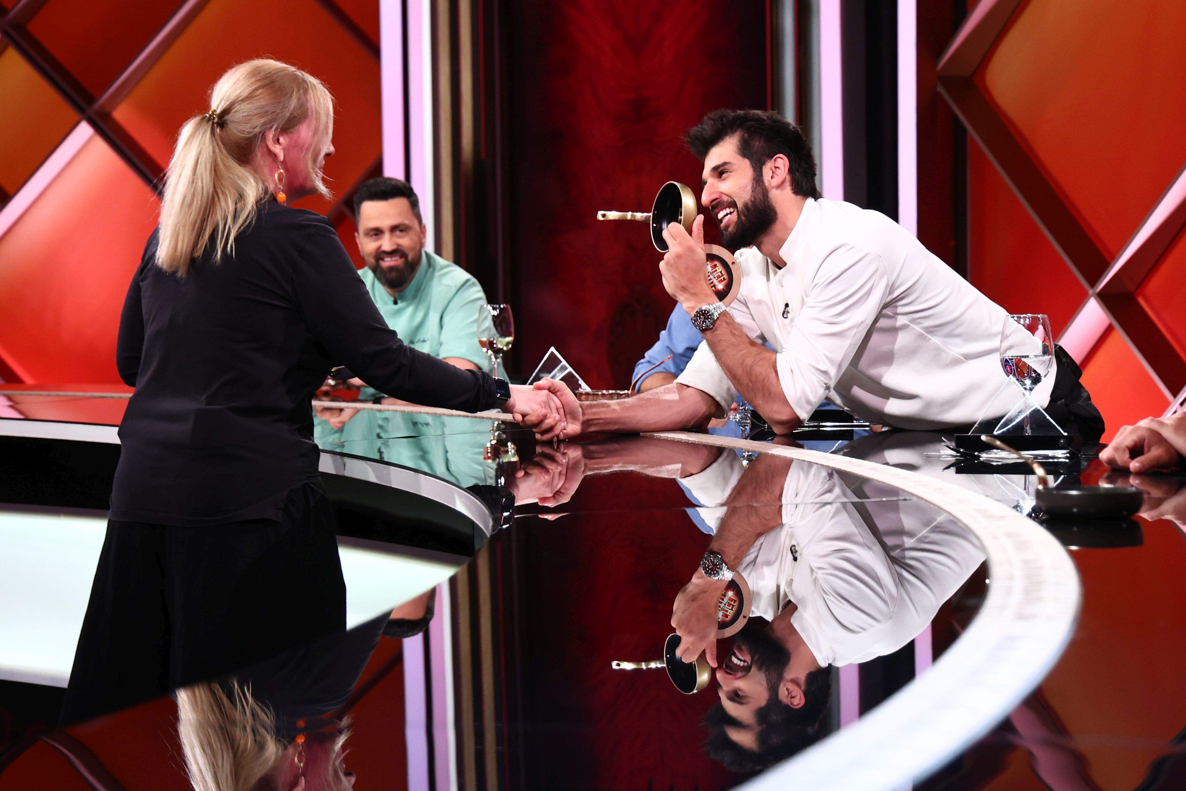 Spectacol în ediția Chefi la cuțite de 1 decembrie: audițiile aduc al patrulea cuțit de aur al sezonului. Chef Sautner: ”N-am avut așa emoții de când sunt jurat aici!”