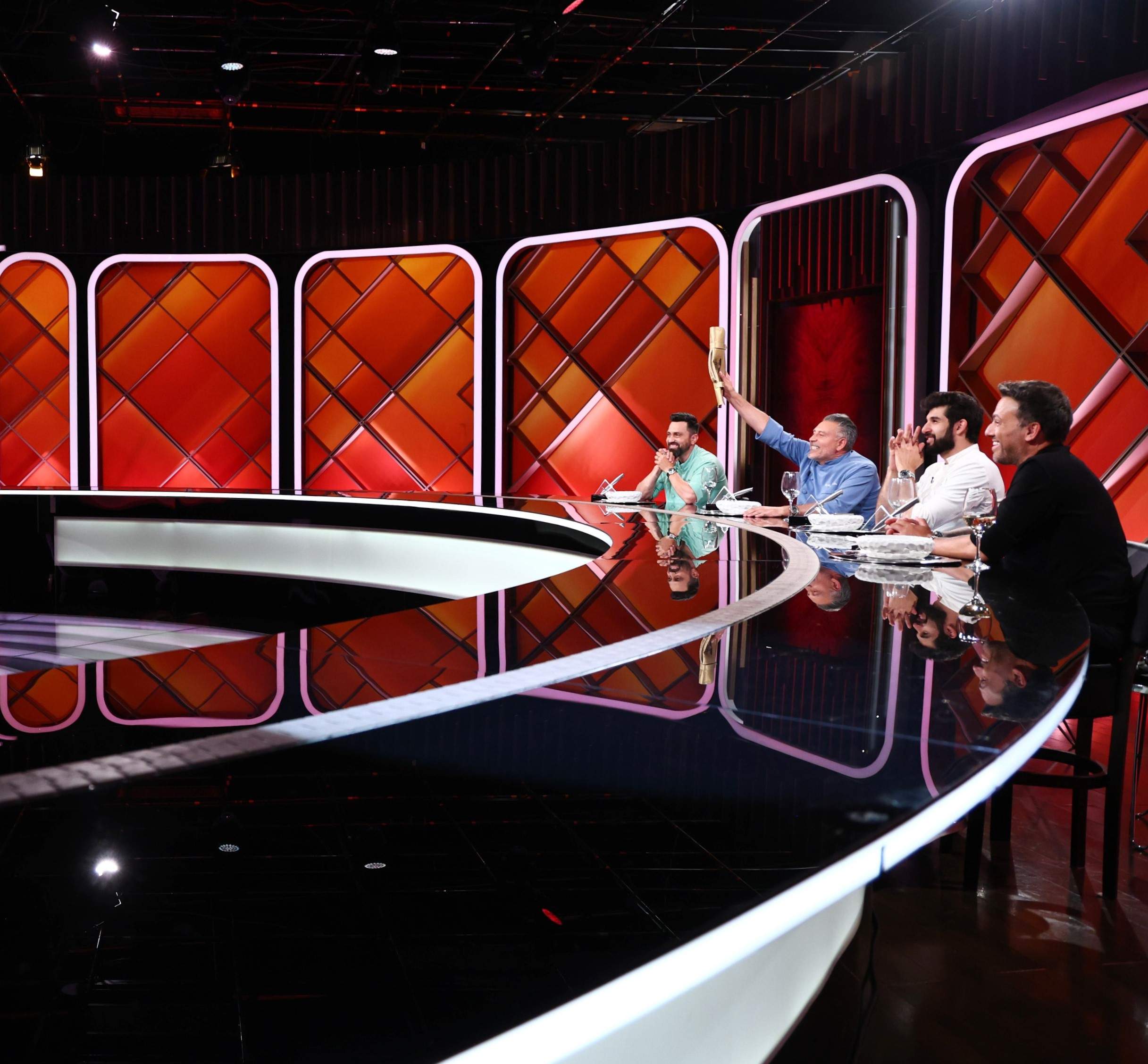 Spectacol în ediția Chefi la cuțite de 1 decembrie: audițiile aduc al patrulea cuțit de aur al sezonului. Chef Sautner: ”N-am avut așa emoții de când sunt jurat aici!”