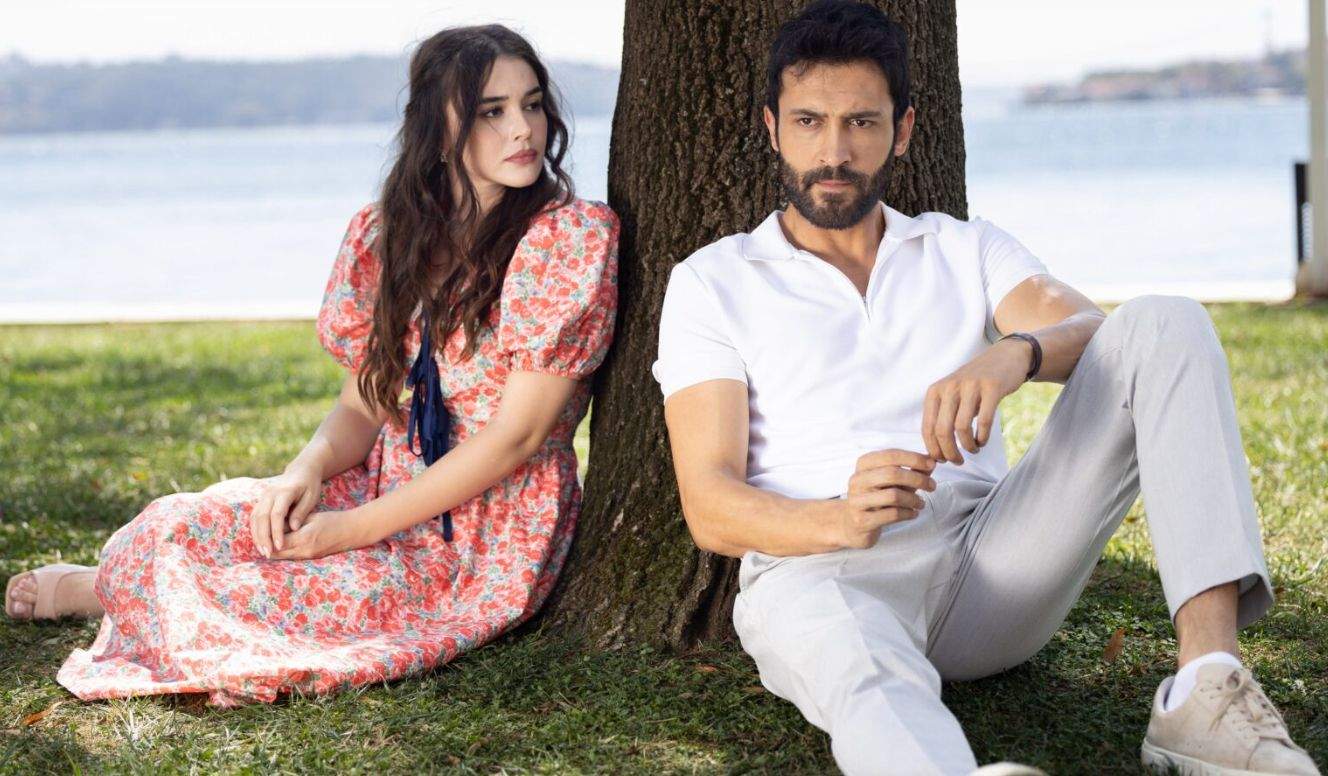 Noul serial turcesc Cealaltă soție, povestea unei iubiri răvășitoare, marcate de săvârșirea unei crime și vrajba dintr-o puternică familie, de azi, la Happy Channel