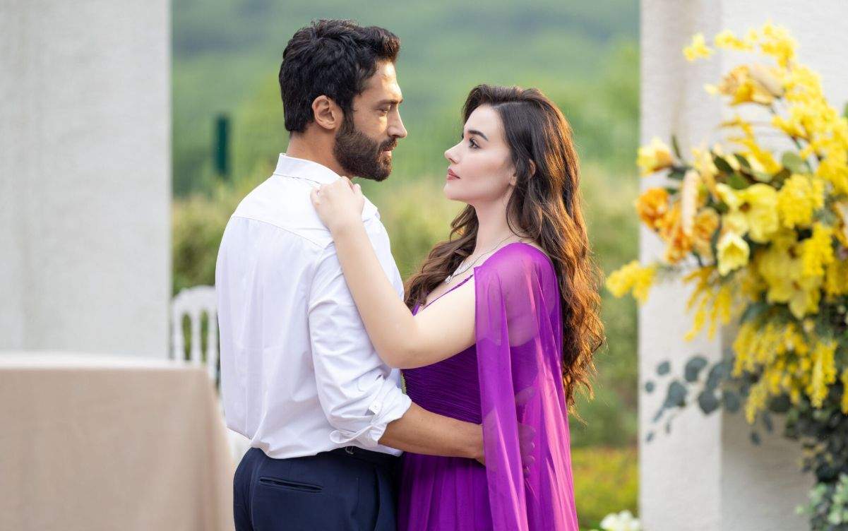 Noul serial turcesc Cealaltă soție, povestea unei iubiri răvășitoare, marcate de săvârșirea unei crime și vrajba dintr-o puternică familie, de azi, la Happy Channel