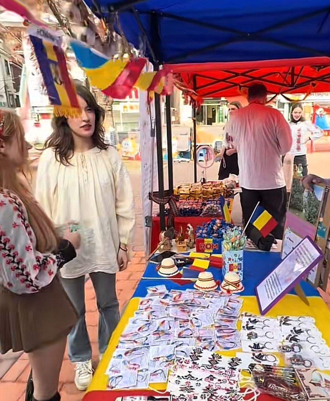 Coreenii se uită la suveniruri care sa le amintească de România