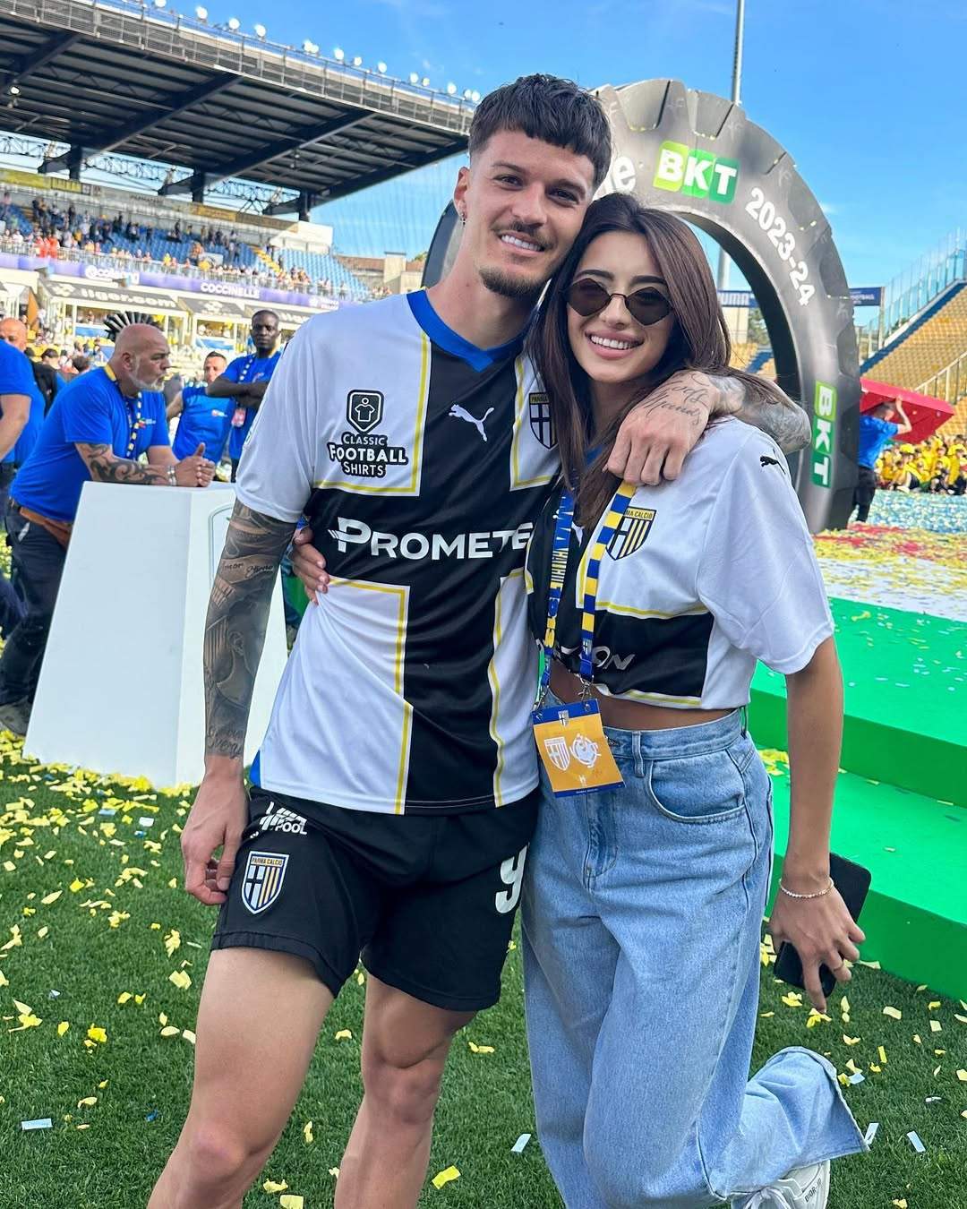 Dennis Man , sărbătorind alături de iubita lui